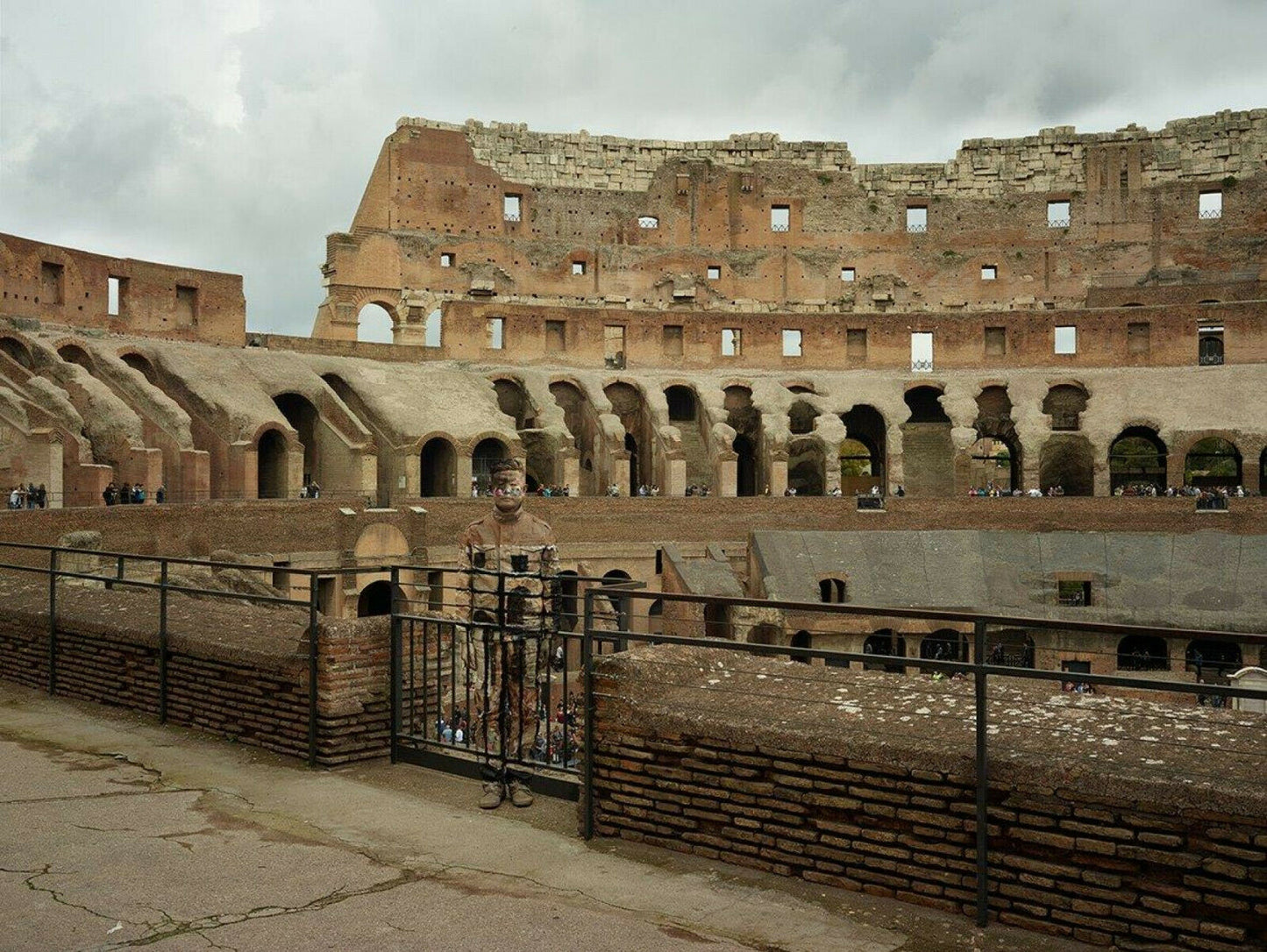 Liu Bolin, Hiding in Italy, Colosseo N. 1